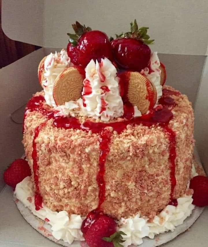 Strawberry shortcake cheesecake cake Bottom crust